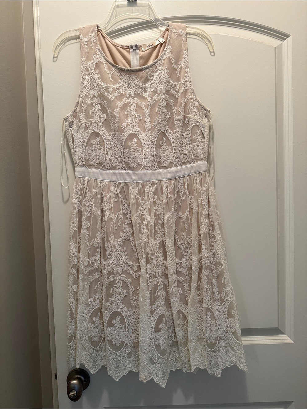 Beautiful dress in white lace overlayed over beige. Size medium, EUC